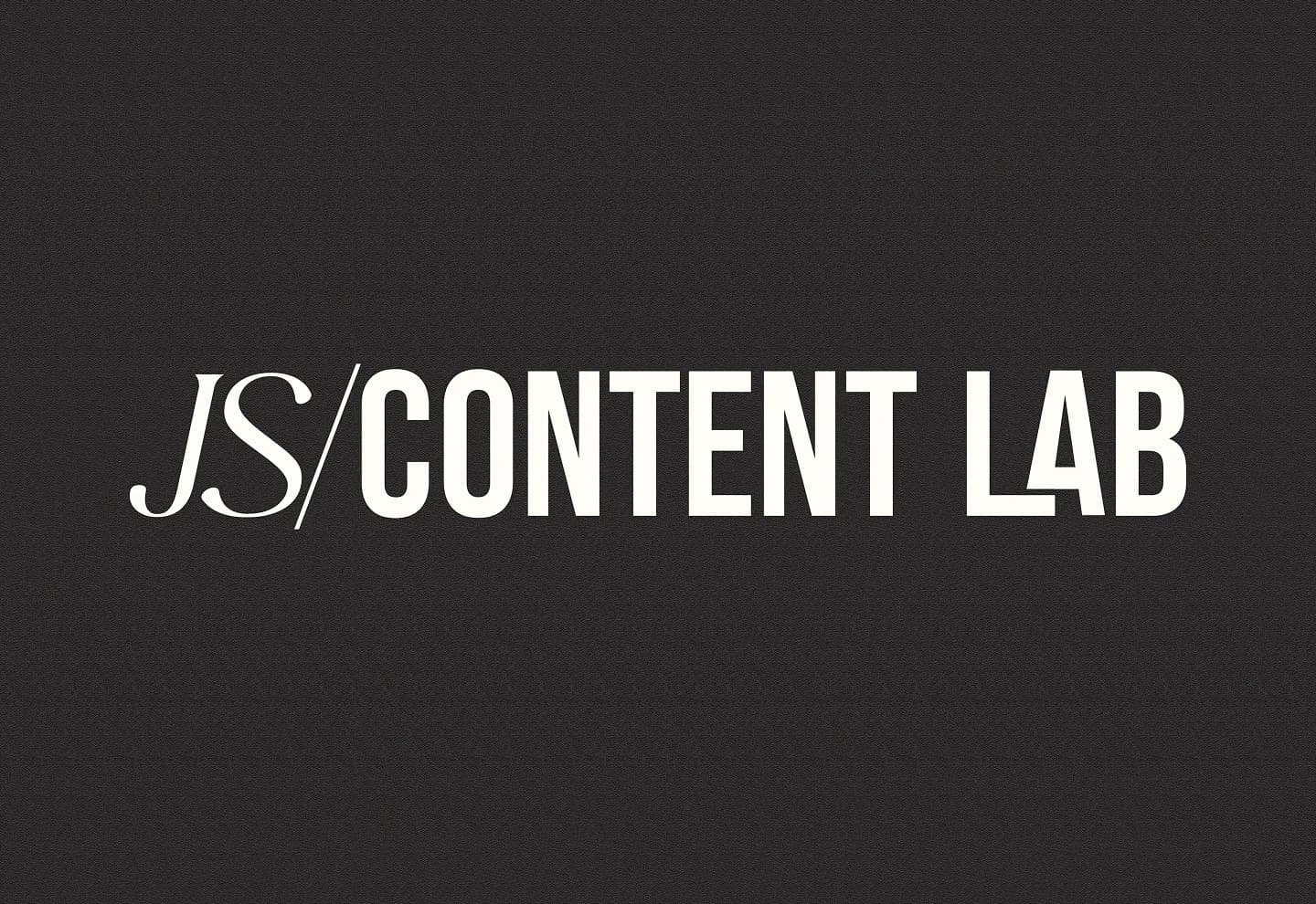 Logotipo de JS/Content Lab en blanco sobre fondo negro