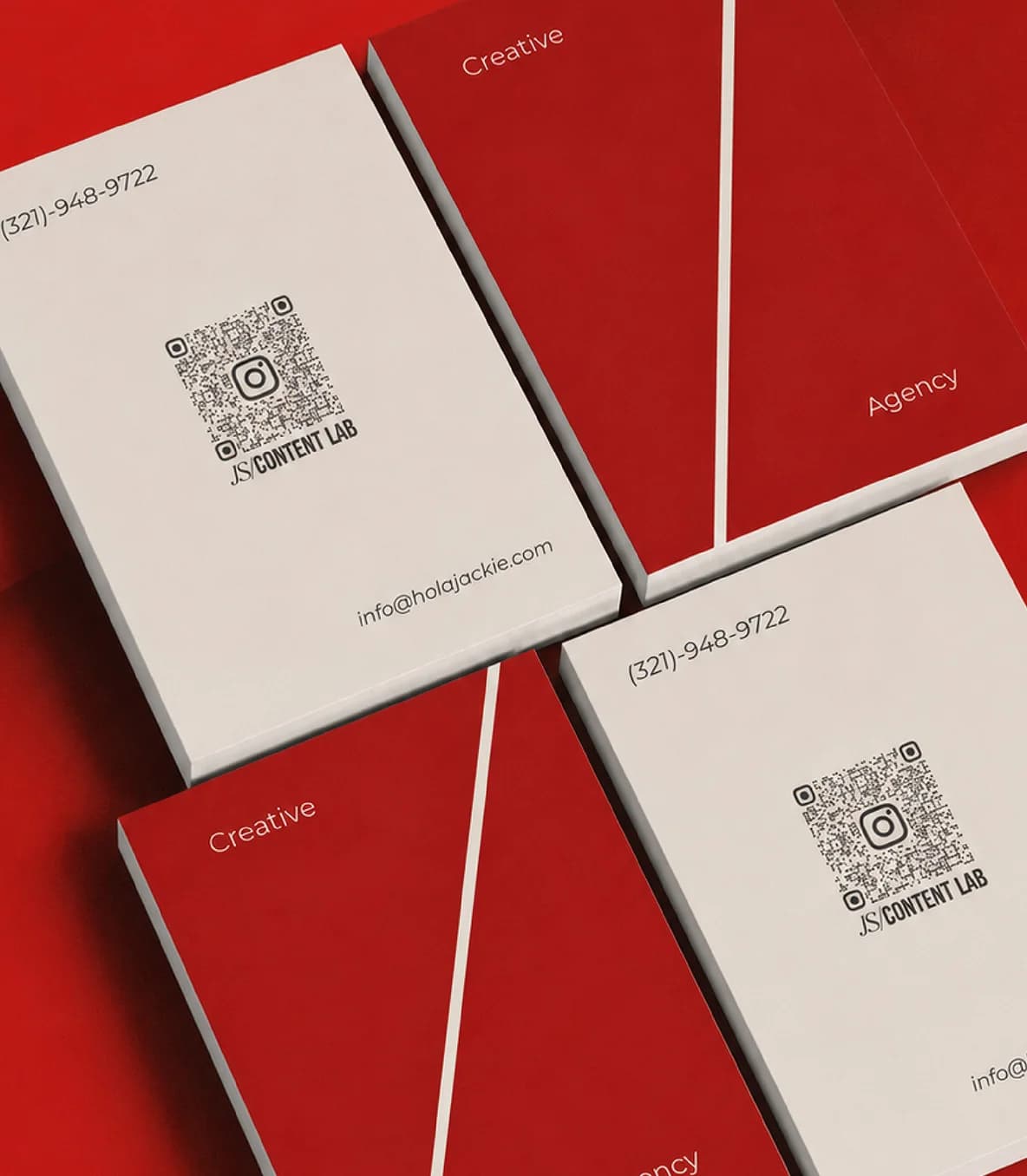 Papelería roja y crema de JS/Content Lab con código QR y datos de contacto