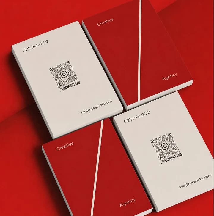 Aplicaciones de identidad de JS/Content Lab en papelería roja y crema