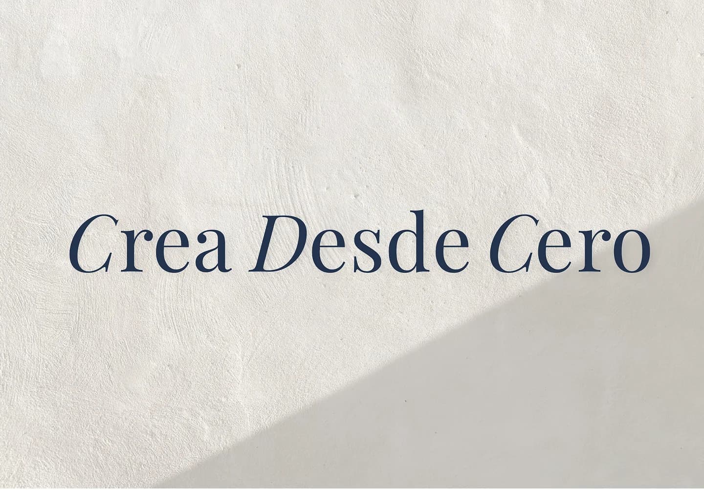 Logotipo azul marino de Crea desde Cero sobre fondo crema