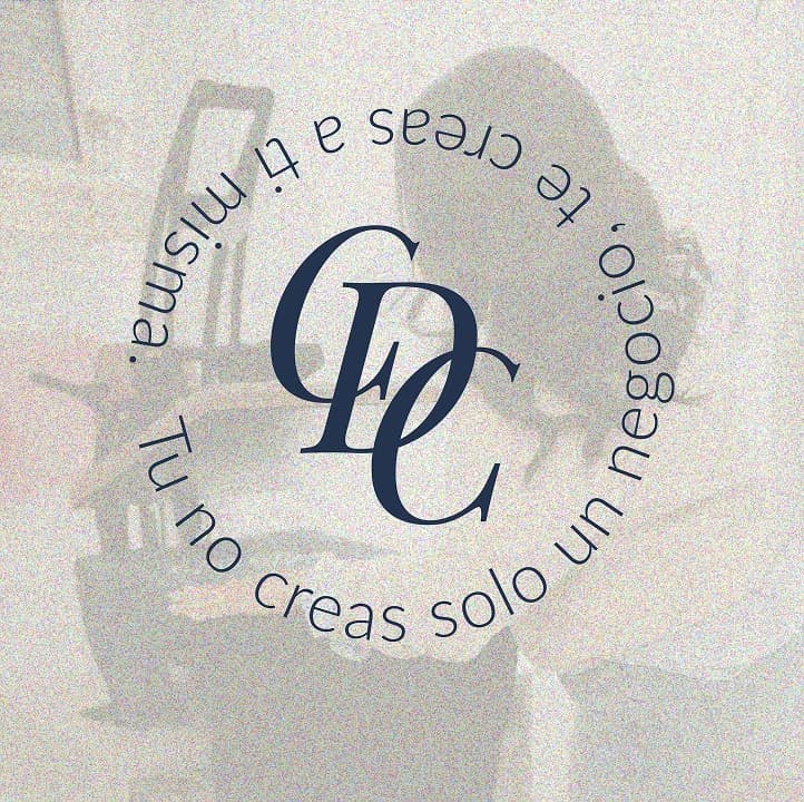 Monograma de Crea desde Cero con su mensaje de marca sobre una escena de taller