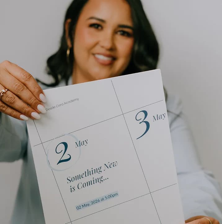 Emprendedora sosteniendo un anuncio de lanzamiento de Crea desde Cero Academy