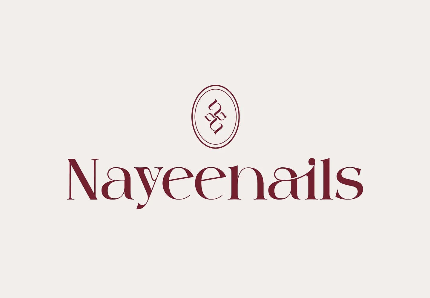Logotipo borgoña de Nayeenails con su monograma ovalado