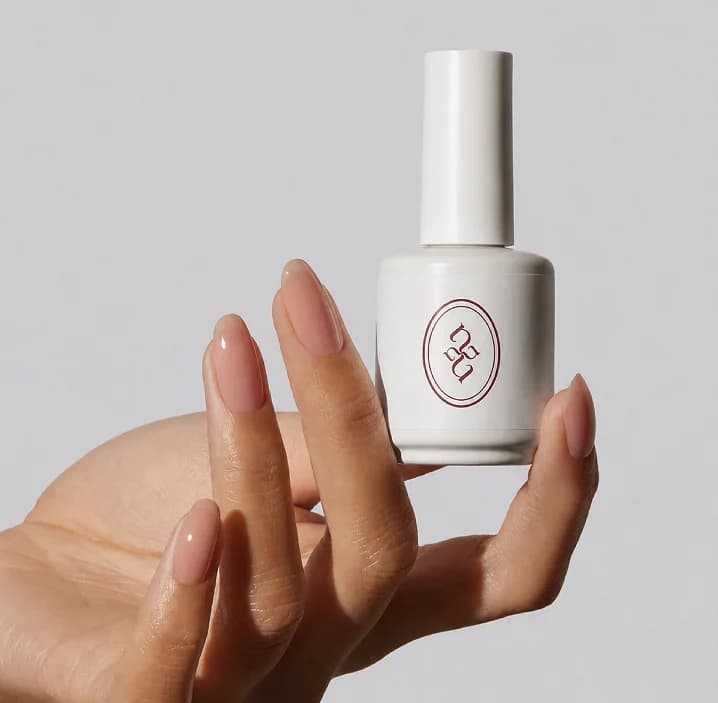 Aplicación del monograma de Nayeenails en un frasco de esmalte