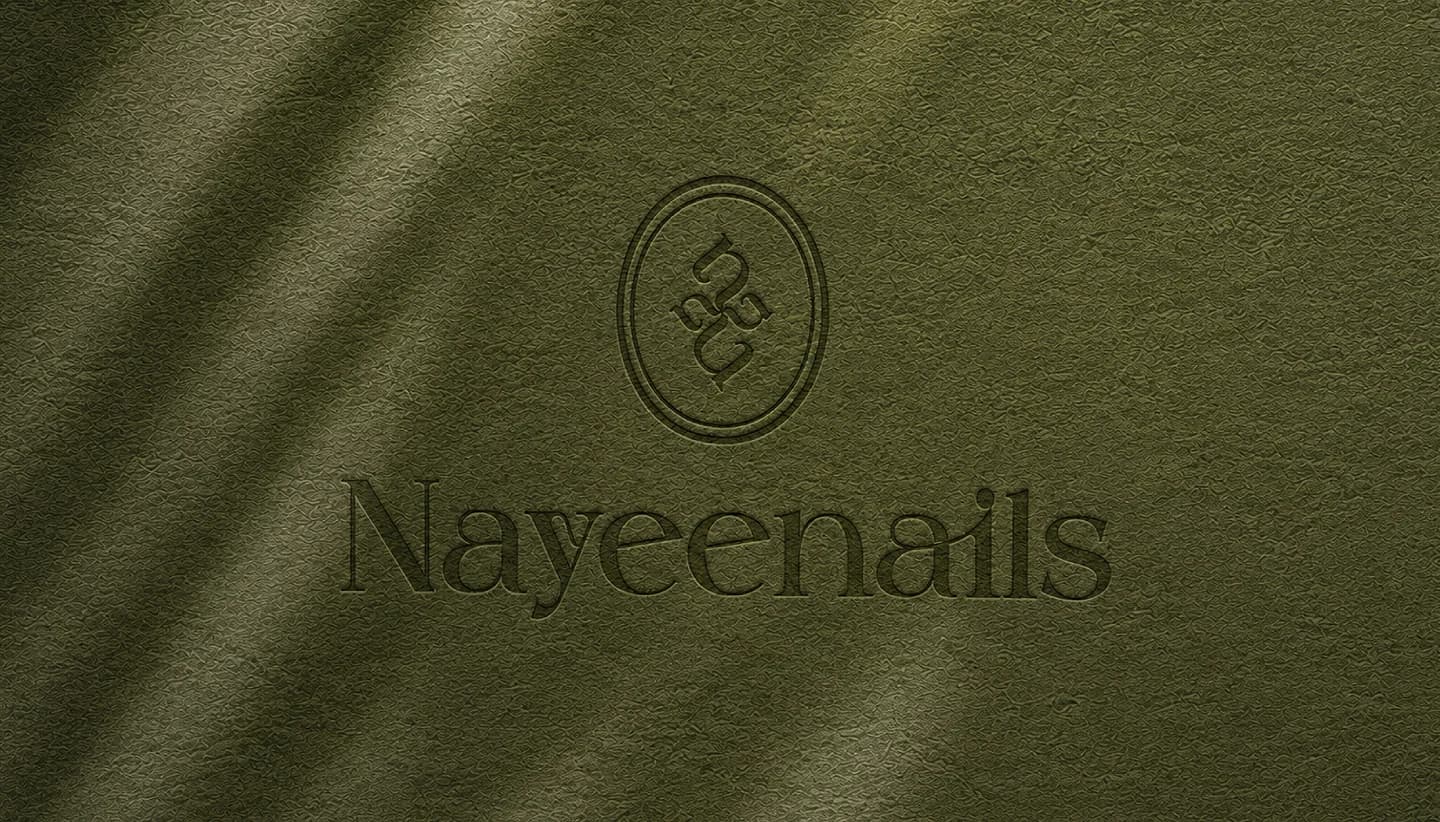 Logotipo de Nayeenails grabado sobre una textura verde oliva