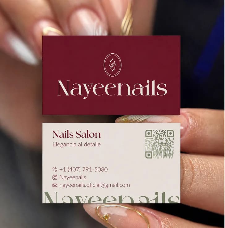 Tarjetas de presentación de Nayeenails sobre una fotografía de manicura