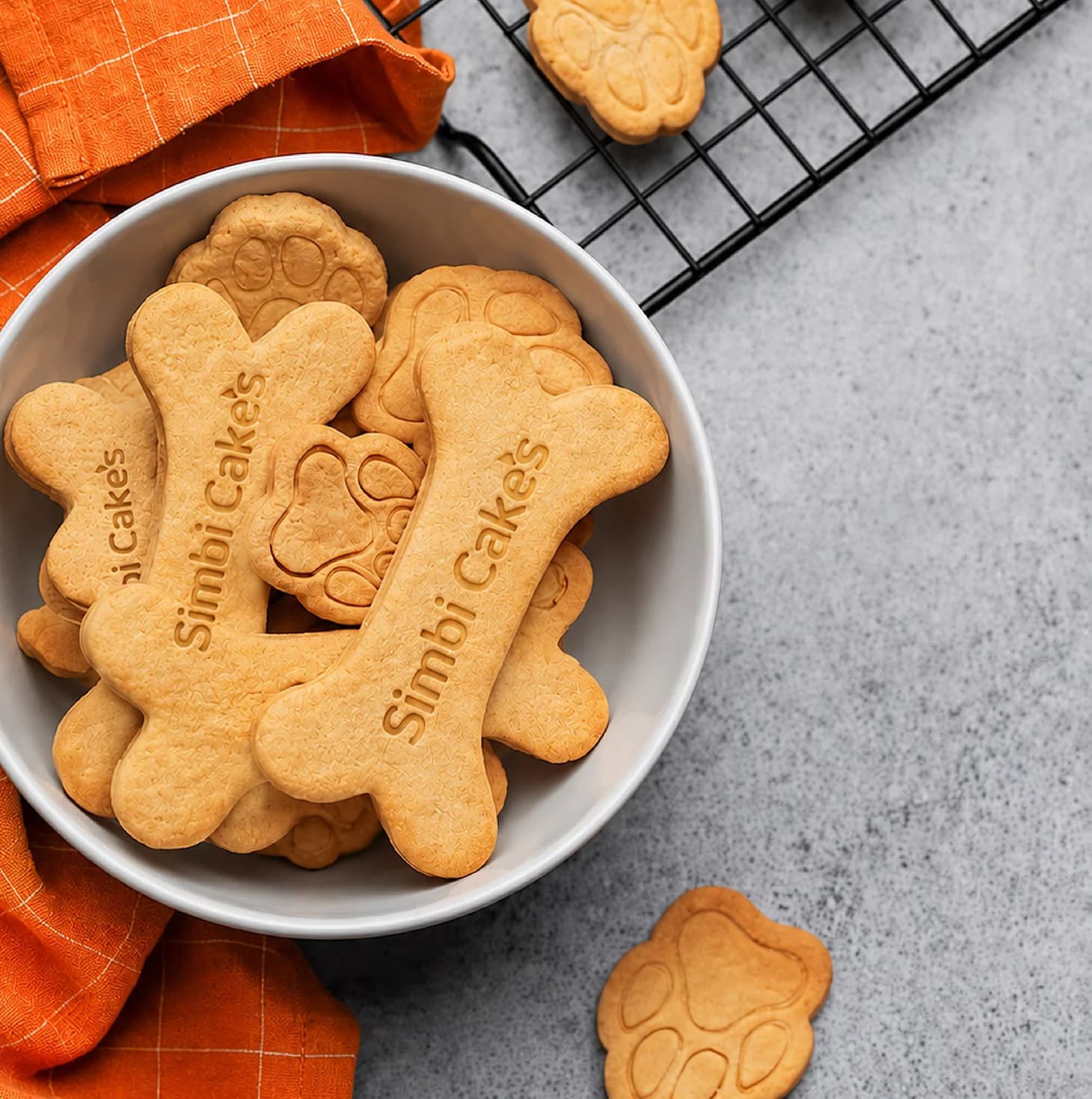 Galletas de Simbi Cakes con formas de hueso y huella en un tazón