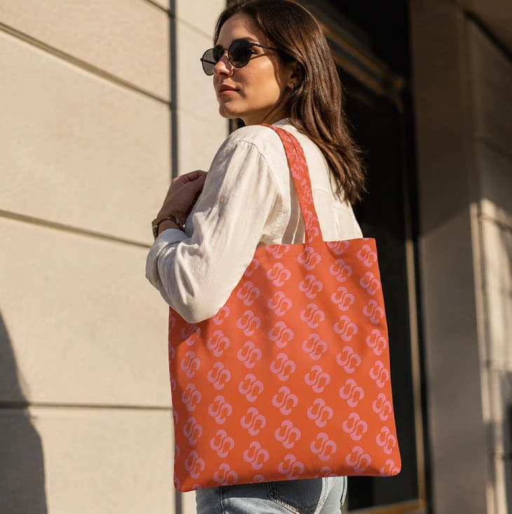 Mujer llevando una bolsa naranja con el patrón de Veritomom