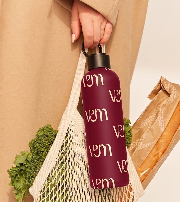Botella borgoña de Veritomom en una bolsa de compras