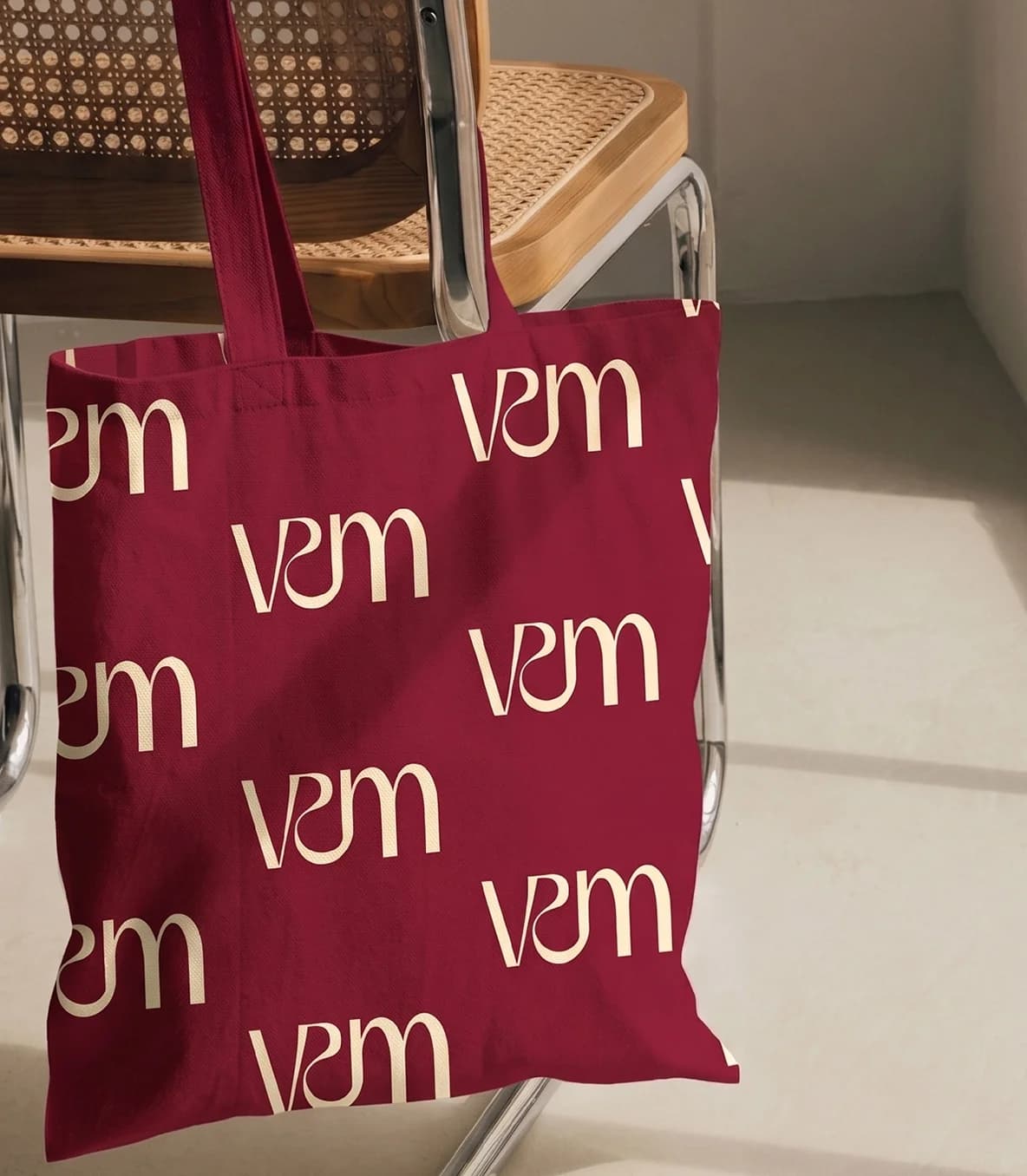 Bolsa borgoña de Veritomom con patrón de monogramas crema